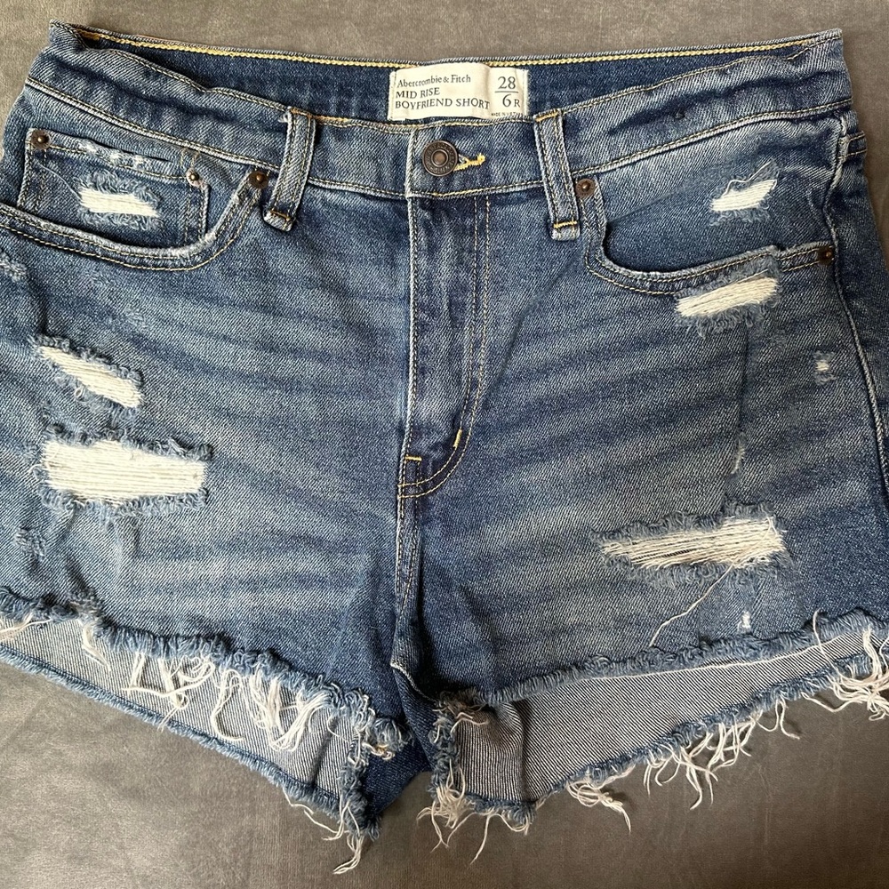 Abrecrombie & Fitch- Mid Rise Boyfriend Short 28/6R